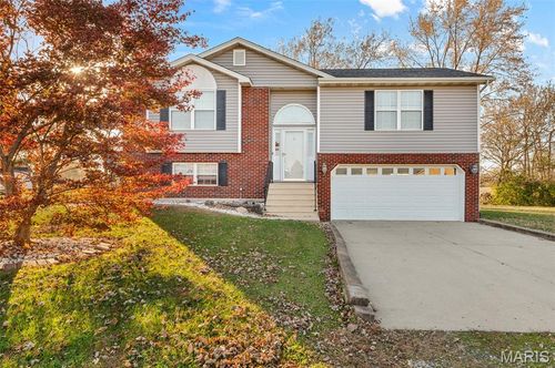 82 Stonebrook Dr, Highland, IL, 62249-3940 | Card Image