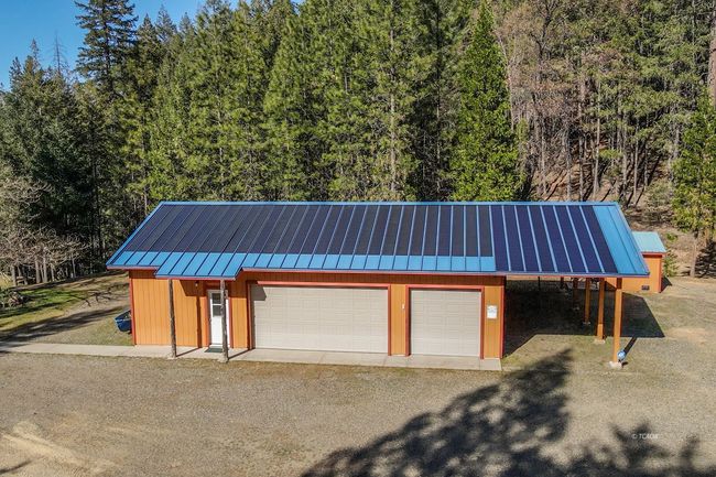 3 Car garage and third cabin | Image 4