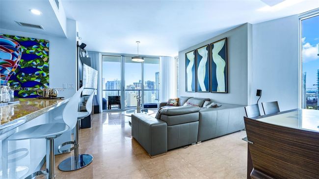 APT-2911 - 185 Sw 7 Th St, Condo with 3 bedrooms, 3 bathrooms and null parking in Miami FL | Image 6