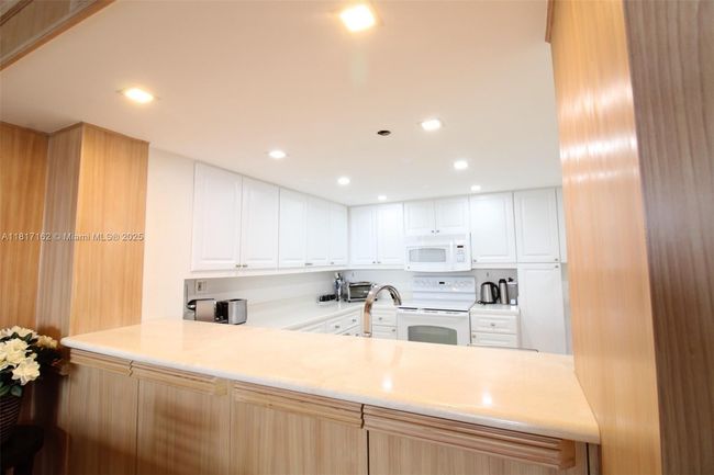 APT-702 - 151 Crandon Blvd, Condo with 2 bedrooms, 2 bathrooms and null parking in Key Biscayne FL | Image 5