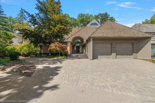 40 Scenic Oaks Dr N, Bloomfield Hills, MI, 48304-2224 | Card Image
