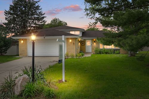 9S172 Cumnor Rd, Downers Grove, IL, 60516-5015 | Card Image