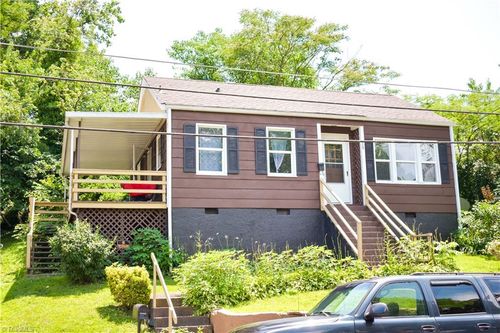 415 Pippen St, Mount Airy, NC, 27030-3525 | Card Image