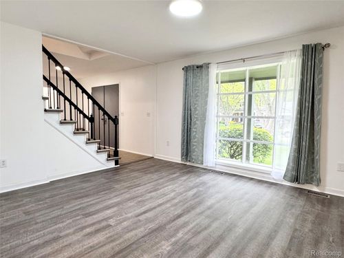 3095 Rolling Green Cir S, Rochester Hills, MI, 48309-1251 | Card Image