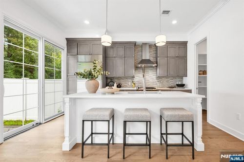 11 Gabriel Ct, Paramus, NJ, 07652-1868 | Card Image