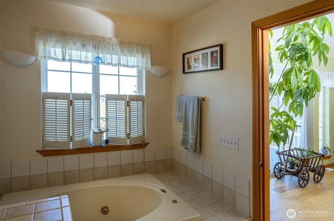 Jetted tub in primary | Image 15