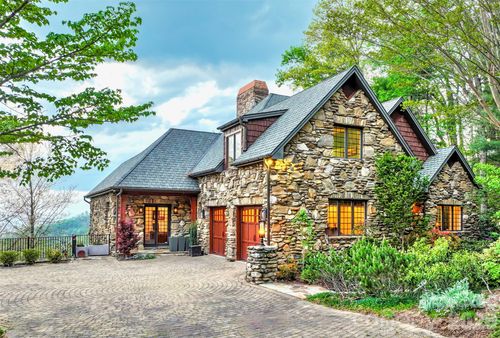 8 Timber Wolf Ct, Asheville, NC, 28804-6401 | Card Image