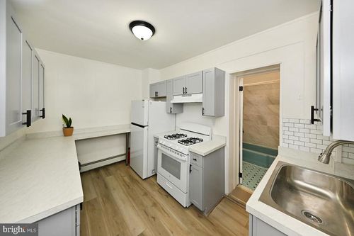 652 Penn St, Perth Amboy, NJ, 08861-2751 | Card Image