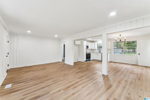 2123 28th Ave N, HUEYTOWN, AL, 35023-3236 | Card Image