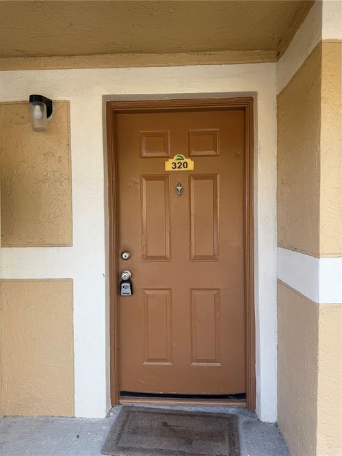 320-320 Palm Cir E, Pembroke Pines, FL, 33025-1186 | Card Image