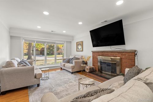 16537 Pollyanna St, Livonia, MI, 48154-2709 | Card Image