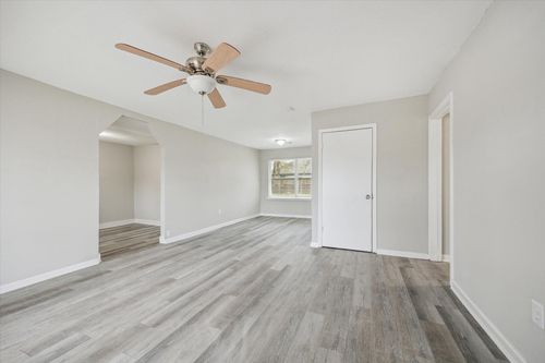 5835 Kenilwood Dr, Houston, TX, 77033-2107 | Card Image