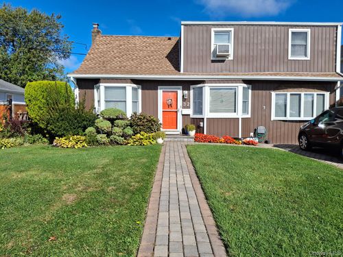 32 Halycon Rd, Lindenhurst, NY, 11757-6701 | Card Image
