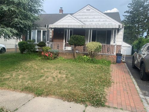 54 Camden Pl, New Hyde Park, NY, 11040-3602 | Card Image