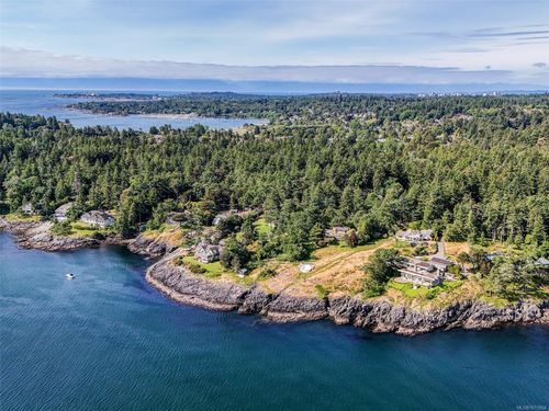 2550 Queenswood Dr, Victoria, BC, V8N1X5 | Card Image
