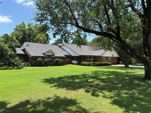 8 E Ranchwood Cir, Moore, OK, 73160-1037 | Card Image