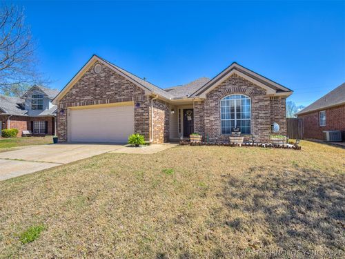 615 N Douglas St, Jenks, OK, 74037-3800 | Card Image