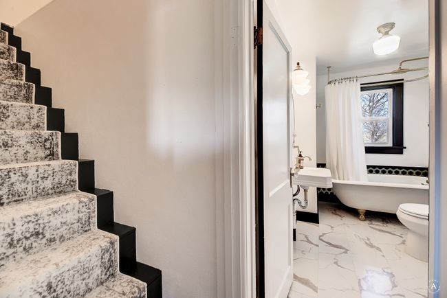 Bathroom/Stairs | Image 27