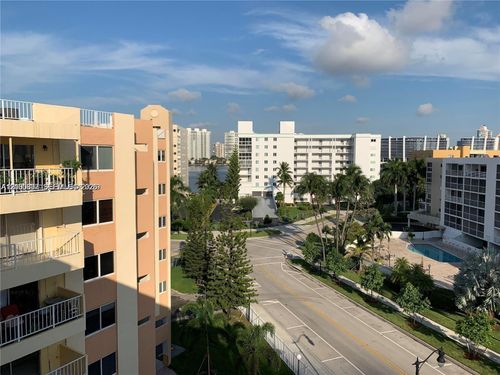 702-200 178th Dr, Sunny Isles Beach, FL, 33160-2862 | Card Image