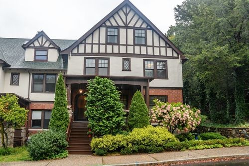 18 Eaton Ct, Wellesley, MA, 02481-7622 | Card Image