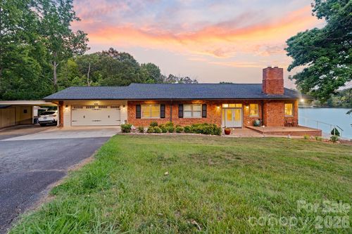 6296 Southlake Dr, Hickory, NC, 28601-9482 | Card Image