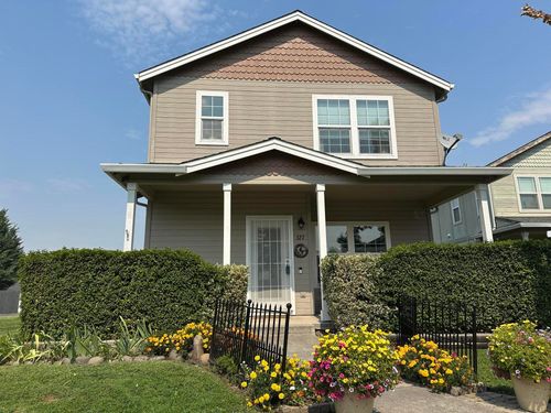 327 Brookhaven Dr, Central Point, OR, 97502-2396 | Card Image