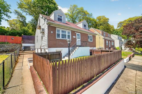 15 Halley St, Yonkers, NY, 10704-1604 | Card Image