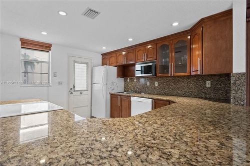 apt-t203-3030 Marcos Dr, Aventura, FL, 33160-2567 | Card Image