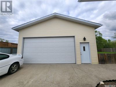 225 3 Rd St, House other with 3 bedrooms, 2 bathrooms and null parking in North Weyburn SK | Image 2