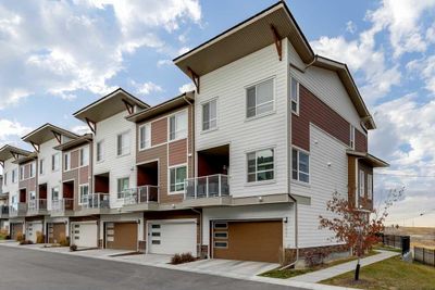 202 Harvest Grove Walk Ne, Townhouse with 3 bedrooms, 2 bathrooms and 2 parking in Calgary AB | Image 2