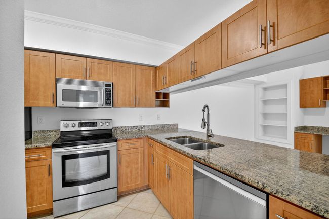 APT-304 - 6511 Emerald Dunes Dr, Condo with 2 bedrooms, 2 bathrooms and null parking in West Palm Beach FL | Image 5