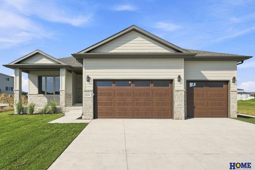 829 Regiment Rd, Lincoln, NE, 68527-1808 | Card Image
