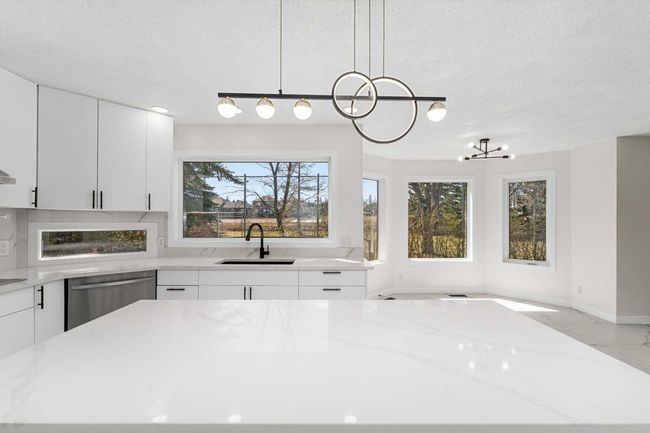 919 Shawnee Dr Sw, House other with 5 bedrooms, 4 bathrooms and 4 parking in Calgary AB | Image 12