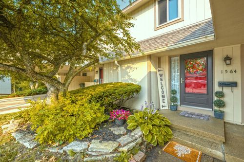 1564 Charter Oak Dr, Rochester Hills, MI, 48309-2702 | Card Image