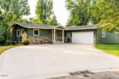 102 18th Ave Ne, Jamestown, ND, 58401-3933 | Card Image