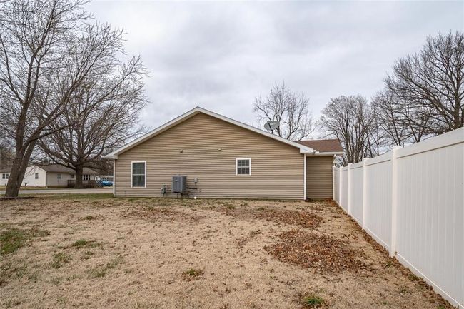Back of house with fence | Image 46