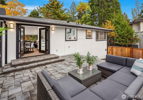 10045 Ne 15th St, Bellevue, WA, 98004-3503 | Card Image