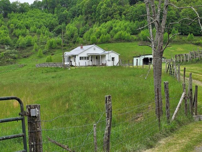 1052 Shippys Branch Rd, House other with 2 bedrooms, 1 bathrooms and null parking in Mouth of Wilson VA | Image 4