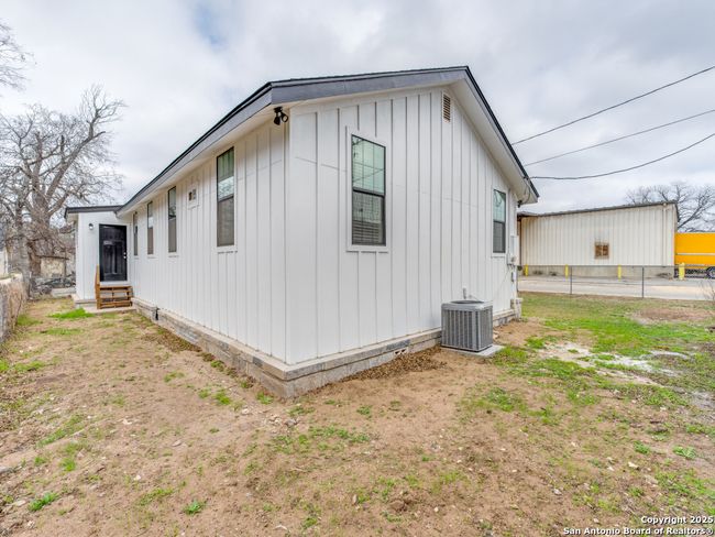 105 Galbreath Ave, House other with 3 bedrooms, 1 bathrooms and null parking in Devine TX | Image 13