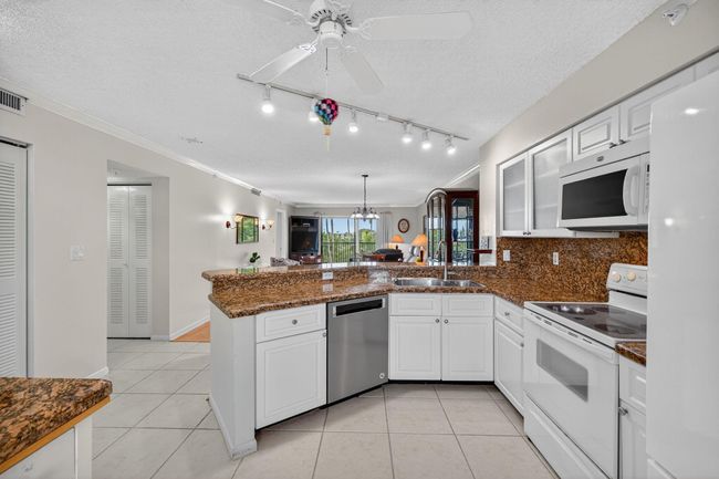 APT-505 - 2205 S Cypress Bend Dr, Condo with 2 bedrooms, 2 bathrooms and null parking in Pompano Beach FL | Image 9