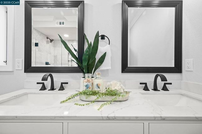 Primary bath with 2 sinks | Image 10