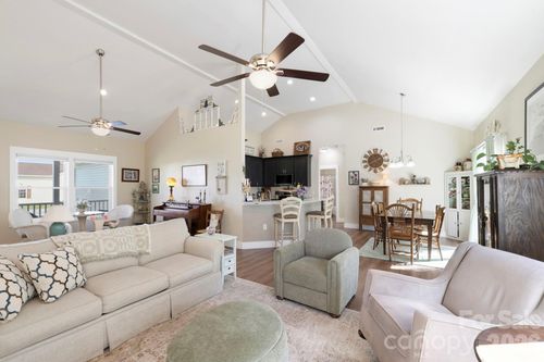 143 Beechnut Dr, Hendersonville, NC, 28739-8752 | Card Image