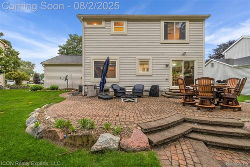 2661 Bayberry Dr, Waterford Twp, MI, 48329-2405 | Card Image