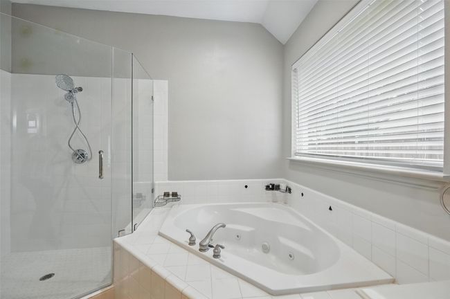 Jacuzzi and Seamless Shower | Image 18