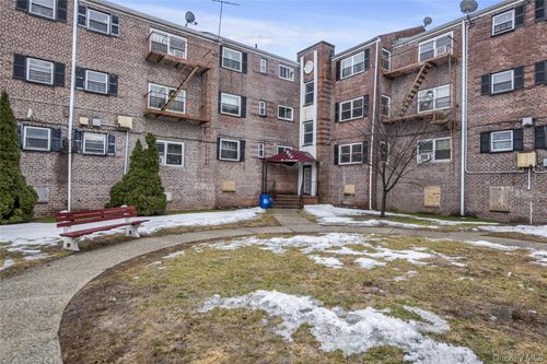 3b-111-01 66th Rd, Forest Hills, NY, 11375-8216 | Card Image