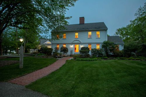 45 Pine St, Exeter, NH, 03833-2720 | Card Image