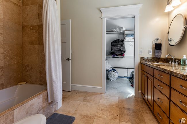 Bathroom with vanity, tiled shower / bath, and baseboards | Image 18