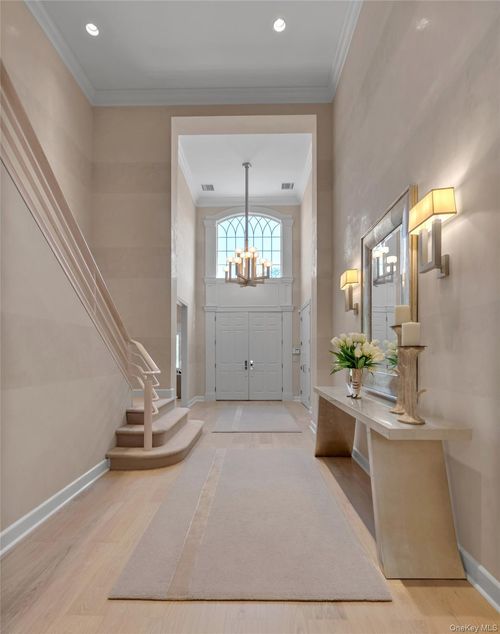 17 Evergreen Cir, Manhasset, NY, 11030-3934 | Card Image