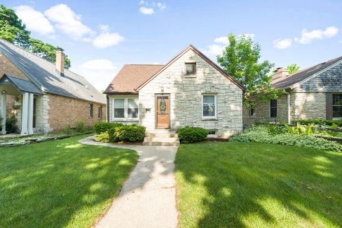5711 N Braeburn Lane, Glendale, WI, 53209 | Card Image