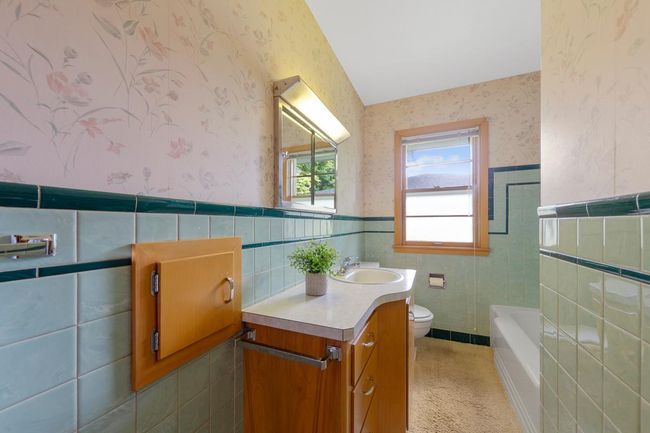 23 Bathroom.jpg | Image 21